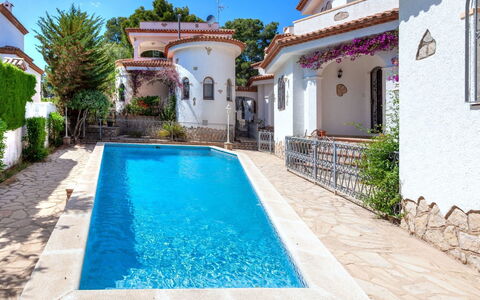 Estrella: Acqua, Pianta, Giorno, Proprietà, Cielo, Costruzione, Piscina, Azzurro, Verde, Shade