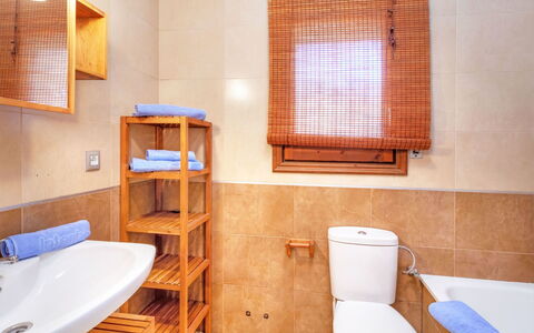 Estrella: Proprietà, Idraulico Fixture, Finestra, Blu, Legna, Interior Design, Bagno, Architettura, Lavello, Toilet Seat
