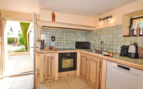 L'Oustaou dei Figo: Controsoffitto, Cabinetry, Proprietà, Elettrodomestico Da Cucina, Cucina Stufa, Cucina, Legna, Elettrodomestico, Pianta, Apparecchio Major