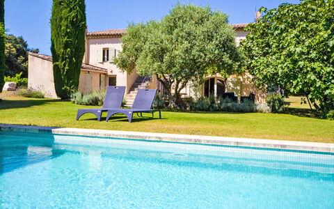 L'Oustaou dei Figo: Acqua, Cielo, Pianta, Proprietà, Costruzione, Albero, Azzurro, Piscina, Finestra, Mobili Da Esterno