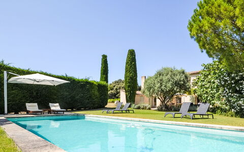 L'Oustaou dei Figo: Acqua, Cielo, Pianta, Azzurro, Albero, Architettura, Erba, Rettangolo, Tempo Libero, Piscina