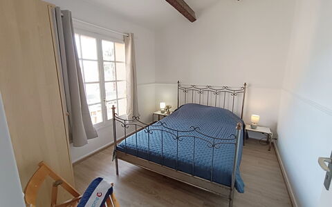 Les Troenes: Mobilia, Letto, Interior Design, Pavimentazione, Camera Da Letto, Pavimento, Legna, Camera, Lenzuolo, Bedding