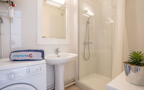 Fréjus 910: Specchio, Rubinetto, Lavello, Lavanderia, Proprietà, Idraulico Fixture, Mobiletto Del Bagno, Lavandino Del Bagno, Pianta, Bagno