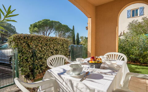 Fréjus 910: Tavolo, Pianta, Mobilia, Proprietà, Sedia, Tavola, Costruzione, Cielo, Shade, Mobili Da Esterno
