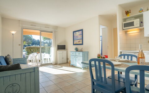 Fréjus 910: Mobilia, Cabinetry, Tavolo, Blu, Azzurro, Pianta Della Casa, Legna, Cucina, Sedia, Cornice