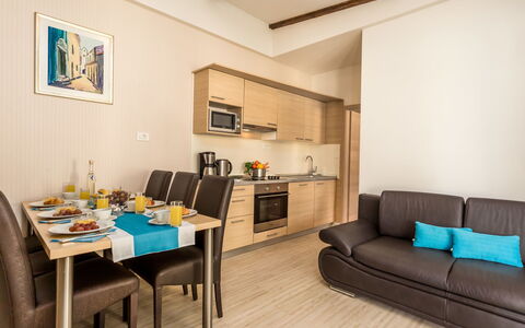 Rab Kampor 650: Camera, Mobilia, Proprietà, Interior Design, Soggiorno, Costruzione, Tavolo, Pavimento, Immobiliare, Casa