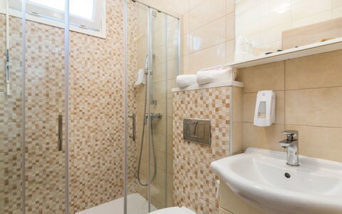 Rab Kampor 650: Bagno, Proprietà, Camera, Piastrella, Interior Design, Parete, Immobiliare, Architettura, Costruzione, Idraulico Fixture