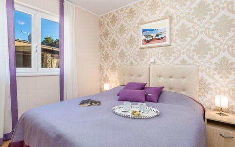 Rab Kampor 650: Camera Da Letto, Camera, Mobilia, Letto, Proprietà, Telaio Del Letto, Interior Design, Viola, Lenzuolo, Viola