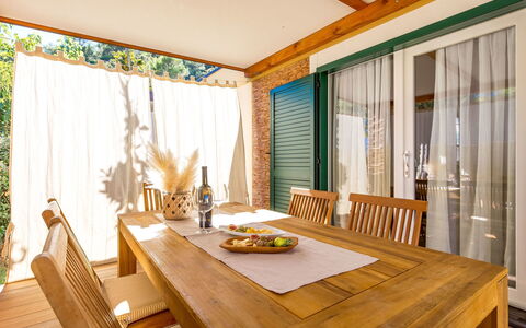 Rab Kampor 650: Camera, Proprietà, Interior Design, Mobilia, Soffitto, Sala Da Pranzo, Costruzione, Tavolo, Casa, Latifoglie