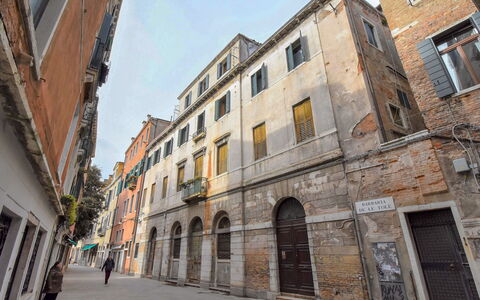 Barbaria de le Tole: Finestra, Cielo, Costruzione, Manto Stradale, Urban Design, Quartiere, Casa, Facciata, Strada