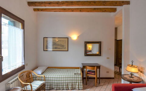 Barbaria de le Tole: Tavolo, Proprietà, Mobilia, Cornice, Legna, Comfort, Interior Design, Pavimento, Finestra, Pavimentazione