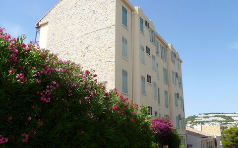 Le Chateau: Costruzione, Proprietà, Architettura, Parete, Appartamento, Quartiere, Immobiliare, Facciata, Pianta, Cielo