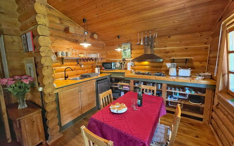 Birdieferienhaus: Tavolo, Mobilia, Proprietà, Tavola, Legna, Finestra, Interior Design, Cabinetry, Pavimento, Sedia