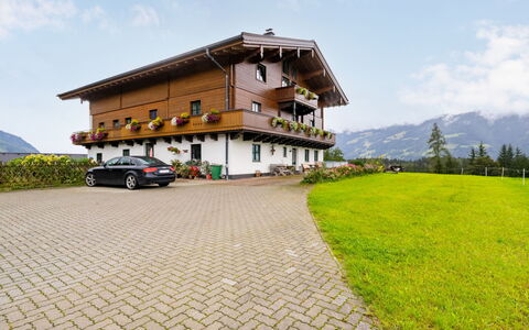 Saalfelden am Steinernen Meer 200: Nube, Cielo, Pianta, Proprietà, Costruzione, Ruota, Veicolo, Finestra, Auto, Montagna