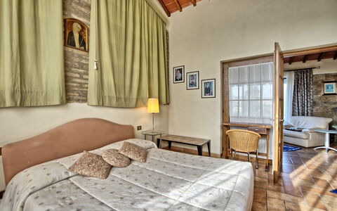 Poggiluglio: Camera Da Letto, Camera, Proprietà, Mobilia, Letto, Interior Design, Lenzuolo, Costruzione, Telaio Del Letto, Casa