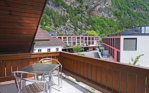 Altstadt Loft: Costruzione, Proprietà, Tavolo, Pianta, Finestra, Legna, Architettura, Montagna, Mobili Da Esterno, Tempo Libero