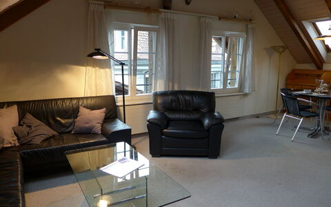 Altstadt Loft: Divano, Mobilia, Finestra, Costruzione, Tavolo, Legna, Shade, Comfort, Divano Letto, Interior Design