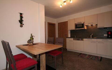Längenfeld 380: Camera, Mobilia, Proprietà, Interior Design, Costruzione, Pavimento, Controsoffitto, Cucina, Tavolo, Cabinetry
