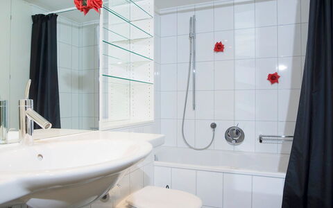 Wengen 11: Bagno, Proprietà, Camera, Interior Design, Idraulico Fixture, Rubinetto, Parete, Bagno Accessorio, Piastrella, Casa