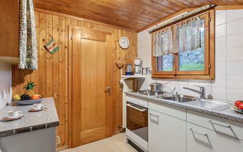 Eigersonne: Cabinetry, Lavandino Della Cucina, Proprietà, Lavello, Controsoffitto, Rubinetto, Finestra, Idraulico Fixture, Legna, Porta