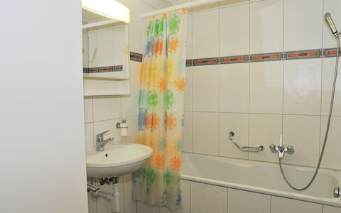 Wengen 22: Bagno, Camera, Proprietà, Piastrella, Parete, Interior Design, Idraulico Fixture, Bagno Accessorio, Immobiliare, Casa