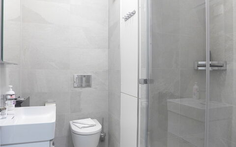 Haus Gertsch Apt.g: Bagno, Costruzione, Nero, Viola, Gabinetto, Porta, Toilet Seat, Idraulico Fixture, Pavimento