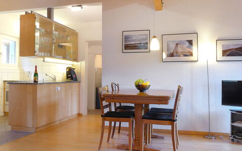 Melodie Apt.w: Camera, Mobilia, Proprietà, Interior Design, Pavimento, Sala Da Pranzo, Costruzione, Giallo, Casa, Tavolo