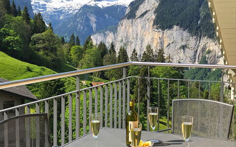 Mittaghorn Apt.8: Montagna, Cielo, Nube, Verde, Botanica, Natura, Sedia, Tavola, Erba, Biome