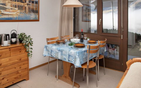 Primula Apt. B: Mobilia, Interior Design, Pavimentazione, Legna, Pavimento, Sedia, Tavolo, Soffitto, Camera, Sala Da Pranzo