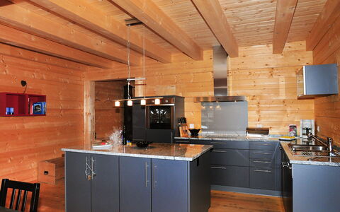 Alpina Apt. Ch: Camera, Costruzione, Controsoffitto, Proprietà, Mobilia, Cucina, Loft, Soffitto, Cabinetry, Latifoglie