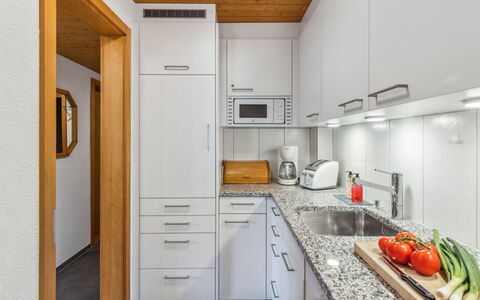 Schweizerhof Apt. S: Cabinetry, Controsoffitto, Proprietà, Lavello, Lavandino Della Cucina, Costruzione, Rubinetto, Elettrodomestico Da Cucina, Cucina Stufa, Cucina