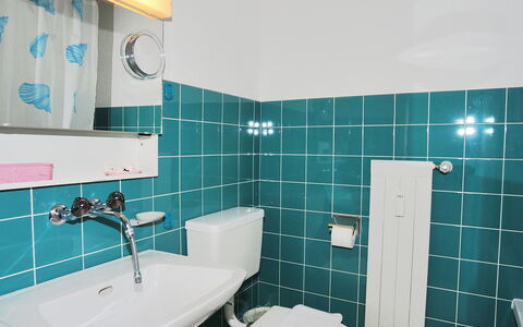 Zur Linde Apt.w: Bagno, Camera, Proprietà, Piastrella, Turchese, Viola, Interior Design, Costruzione, Idraulico Fixture, Rubinetto
