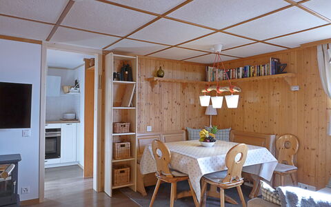Zwärgli: Mobilia, Proprietà, Tavolo, Cabinetry, Legna, Sedia, Pianta Della Casa, Interior Design, Costruzione, Porta