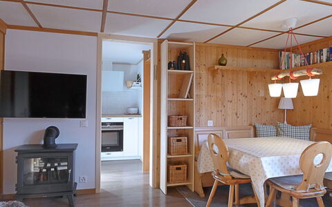 Zwärgli: Mobilia, Tavolo, Proprietà, Costruzione, Cabinetry, Sedia, Legna, Interior Design, Illuminazione, Cucina