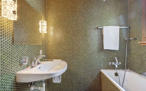 Arche: Specchio, Rubinetto, Idraulico Fixture, Lavello, Lavandino Del Bagno, Proprietà, Bagno, Illuminazione, Interior Design, Idraulico