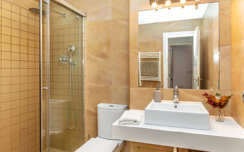 Vila Olimpica Pamplona: Bagno, Toilet Seat, Interior Design, Idraulico Fixture, Pavimentazione, Gabinetto, Lavello, Pavimento, Parete, Lavandino Del Bagno