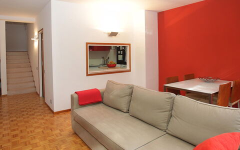 Vila Olimpica Pamplona: Camera, Proprietà, Mobilia, Interior Design, Soggiorno, Pavimento, Rosso, Costruzione, Arancia, Parete