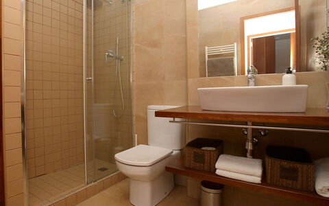 Vila Olimpica Pamplona: Bagno, Proprietà, Camera, Interior Design, Piastrella, Pavimento, Architettura, Idraulico Fixture, Costruzione, Immobiliare