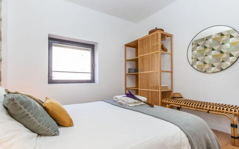 Vila Olimpica Pamplona: Mobilia, Letto, Interior Design, Camera Da Letto, Bedding, Parete, Pavimentazione, Pavimento, Lenzuolo, Legna