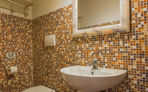 Casa delle Fiabe: Bagno, Proprietà, Camera, Parete, Piastrella, Interior Design, Rubinetto, Immobiliare, Pavimento, Idraulico Fixture