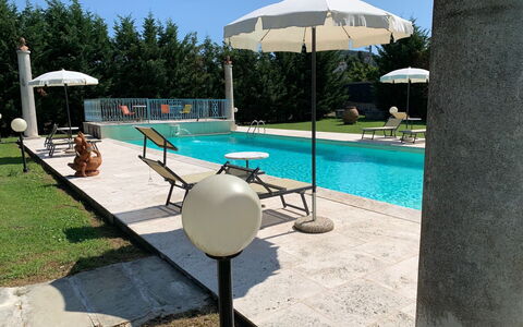 Villa Quattro Mori: Acqua, Mobilia, Tavolo, Piscina, Pianta, Rettangolo, Shade, Sedia, Azzurro, Mobili Da Esterno
