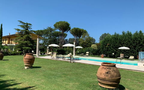 Villa Quattro Mori: Pianta, Cielo, Acqua, Proprietà, Botanica, Azzurro, Albero, Finestra, Shade, Piscina