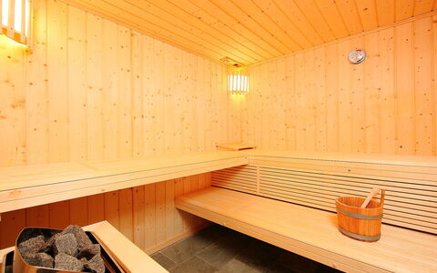 Chalet Jadi: Sauna, Camera, Arancia, Proprietà, Interior Design, Architettura, Costruzione, Mobilia, Soffitto, Legna