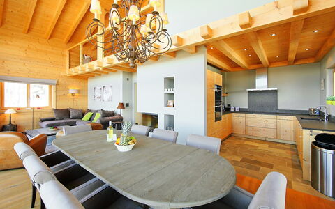 Chalet Jadi: Proprietà, Camera, Soffitto, Costruzione, Interior Design, Controsoffitto, Mobilia, Sala Da Pranzo, Casa, Immobiliare