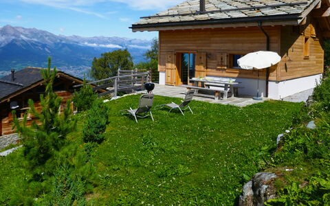 Chalet Jadi: Cielo, Nube, Pianta, Proprietà, Costruzione, Montagna, Finestra, Paesaggio Naturale, Casa, Lotto