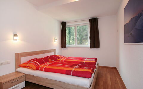 Collina: Camera Da Letto, Mobilia, Letto, Camera, Proprietà, Interior Design, Pavimento, Lenzuolo, Rosso, Pavimento In Legno