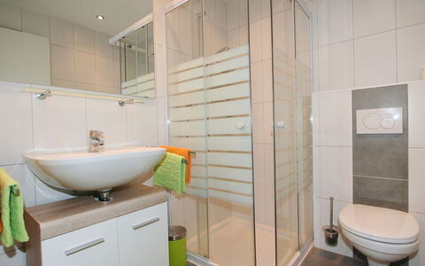 Collina: Bagno, Proprietà, Camera, Piastrella, Interior Design, Idraulico Fixture, Pavimento, Architettura, Parete, Costruzione
