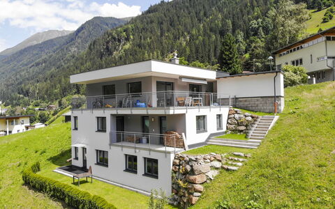 Collina: Pianta, Costruzione, Montagna, Cielo, Proprietà, Nube, Finestra, Albero, Lotto, Casa