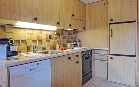 Central: Cucina, Controsoffitto, Elettrodomestico Da Cucina, Apparecchio Major, Legna, Cabinetry, Interior Design, Pavimentazione, Mobilia, Lavello