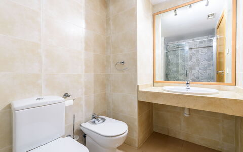 Nou Salou: Pavimentazione, Pavimento, Idraulico Fixture, Interior Design, Toilet Seat, Gabinetto, Piastrella, Bagno, Lavello, Idraulico